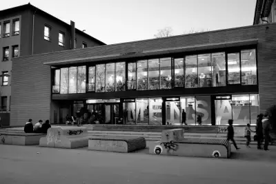 Schwarz-Weiß Aufnahme; zeigt die aus zahlreichen Fenster bestehende Vorderseite einer Schulmensa eines Gymnasiums aus Tübingen.