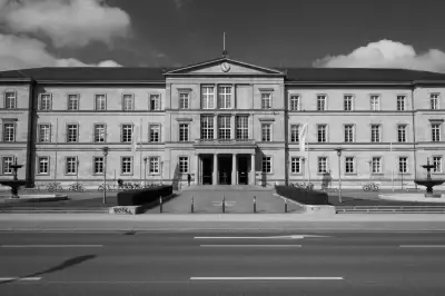 Schwarz-Weiß Aufnahme; zeigt die Vorderseite der "Neuen Aula" der Universität Tübingen.