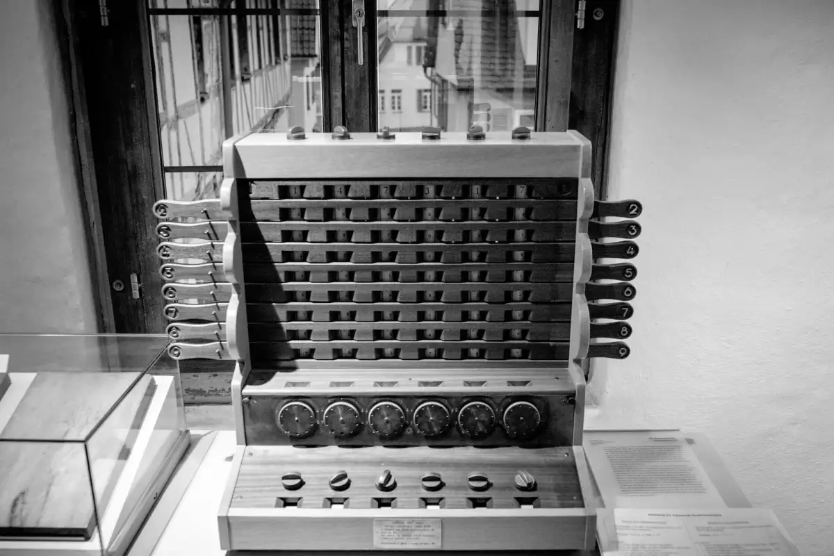 Schwarz-Weiß Aufnahme; zeigt Schickards Rechenmaschine, aus Holz gefertigt, im Stadtmuseum Tübingen.