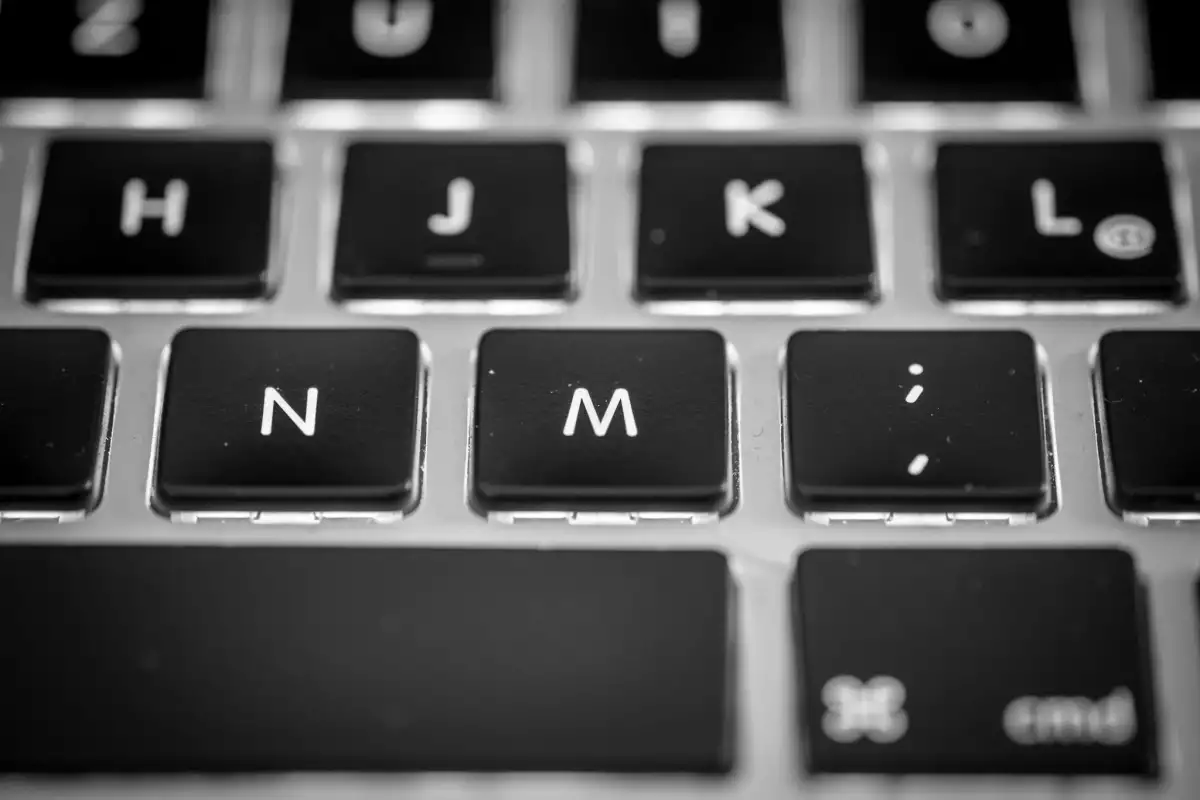 Schwarz-Weiß Aufnahme; zeigt die Nahaufnahme einer Notebook-Tastatur.