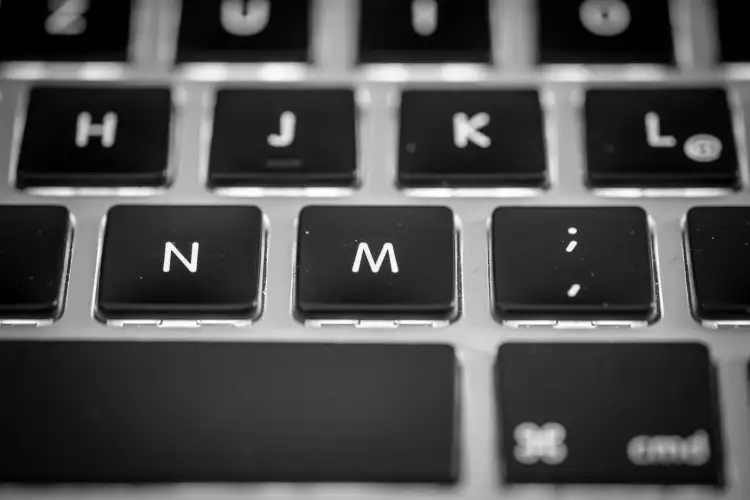 Schwarz-Weiß Aufnahme; zeigt die Nahaufnahme einer Notebook-Tastatur.